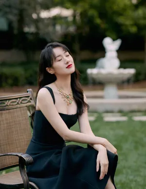 袁冰妍黑色连衣裙性感写真图片_2
