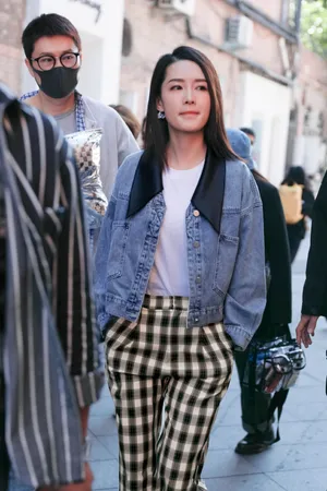 李沁长发红唇潇洒街拍照图片_3