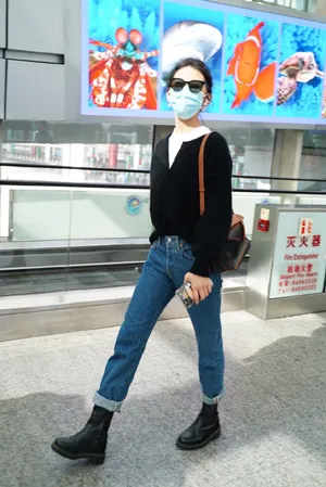 章若楠甜飒元气私服机场照图片