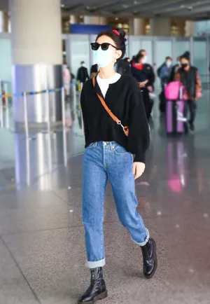 章若楠甜飒元气私服机场照图片_2
