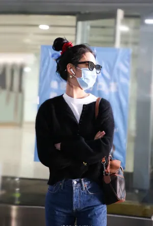 章若楠甜飒元气私服机场照图片_3