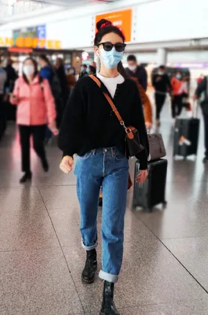 章若楠甜飒元气私服机场照图片_4