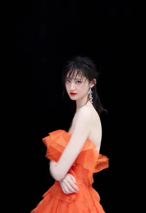 王莫涵抹胸裙性感撩人写真图片_5