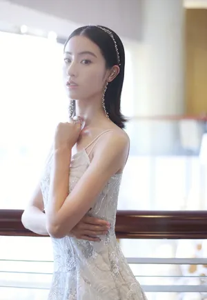 毛晓慧白色吊带裙性感写真