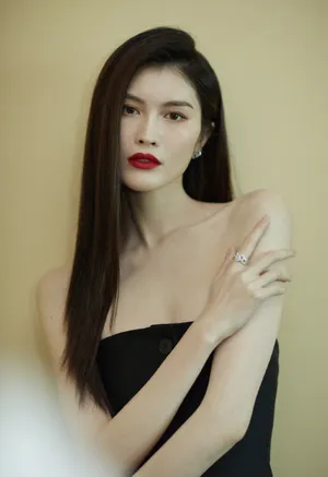 何穗性感抹胸上衣写真图片_6