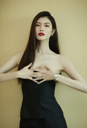 何穗性感抹胸上衣写真图片_7