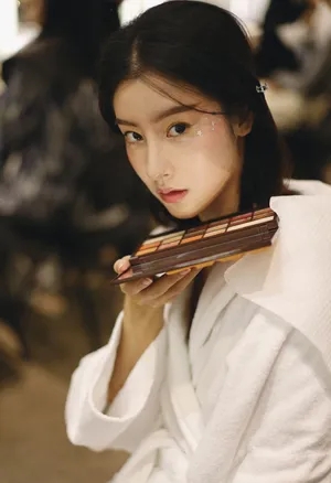毛晓慧后台精美上妆照图片_2