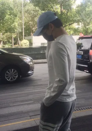 杨洋休闲帅气低调街拍图片_1