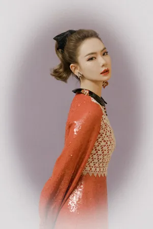 戚薇性感复古皮裙写真图片_2