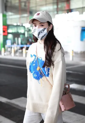 林小宅毛衣软萌可爱机场照图片
