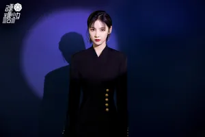 赵粤西装连衣裙酷飒写真图片_2