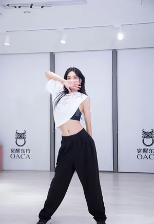 刘令姿曾可妮练习室花絮图片_2