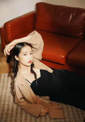 杨肸子时髦个性西装写真图片_1