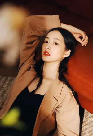 杨肸子时髦个性西装写真图片