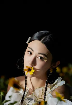 朱圣祎优雅甜酷林中写真图片_9