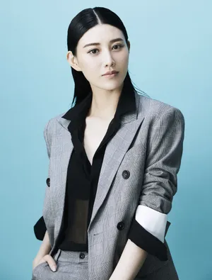 侯梦瑶酷美西装写真图片
