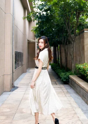 周韦彤波点裙性感写真图片_8