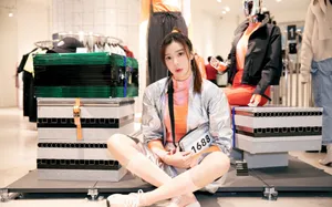 周韦彤银色运动穿搭写真图片_3