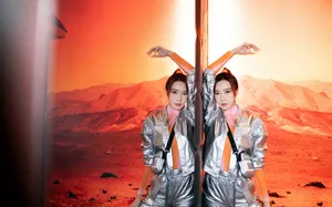 周韦彤银色运动穿搭写真图片_4