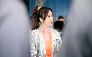 周韦彤银色运动穿搭写真图片_8