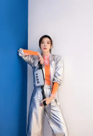 周韦彤银色运动穿搭写真图片_9