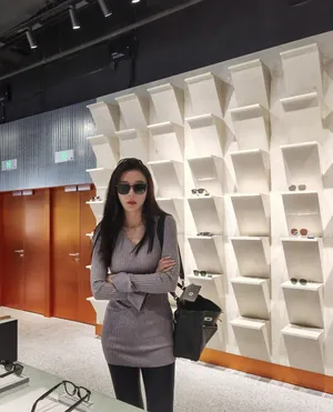 周韦彤毛衣墨镜酷感街拍图片_5