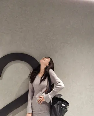 周韦彤毛衣墨镜酷感街拍图片_6