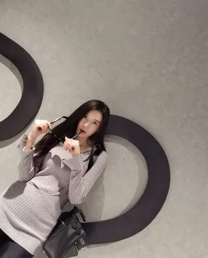 周韦彤毛衣墨镜酷感街拍图片_7