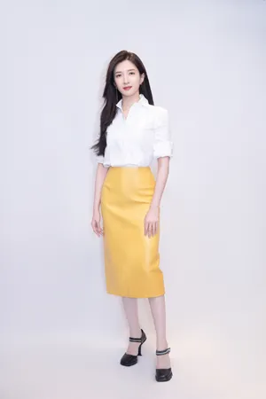 江疏影衬衫皮裙优雅写真图片_2