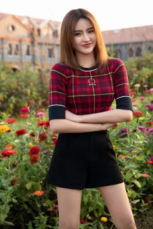 金子涵格纹毛衣性感写真图片_1