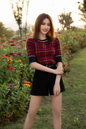金子涵格纹毛衣性感写真图片_6