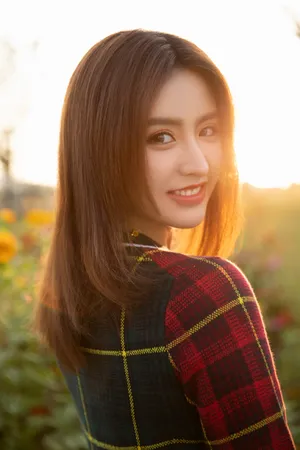 金子涵格纹毛衣性感写真图片_9