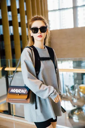 戚薇简约随性机场私服照图片_1