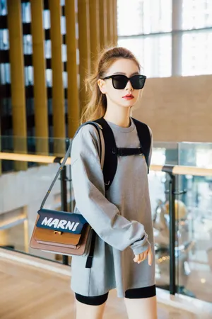 戚薇简约随性机场私服照图片