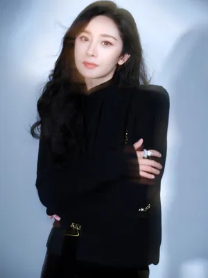 杨幂黑色套装精致写真图片