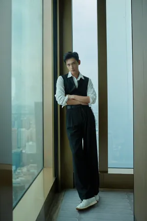 杨洋简洁绅士型男写真图片_3