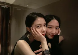 宋妍霏为孟美岐亲密庆生自拍图片