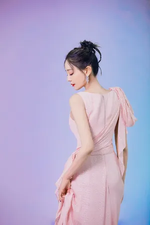 海陆淡粉长裙优雅温婉写真图片