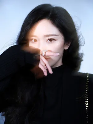 杨幂黑色套装优雅精致写真图片_5