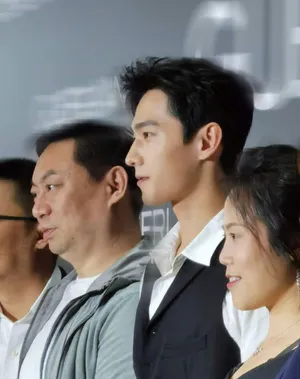 杨洋白衬衣优雅帅气现场照图片