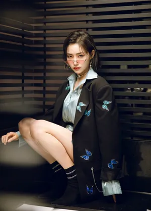 THE9许佳琪墨镜西服潇洒写真图片