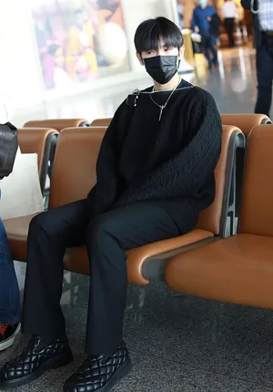 陈飞宇黑色装扮低调帅气机场照图片第1张