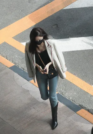 古力娜扎外套吊带性感撩人街拍图片