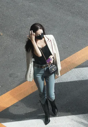 古力娜扎外套吊带性感撩人街拍图片_1