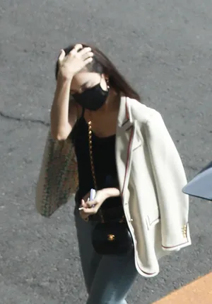 古力娜扎外套吊带性感撩人街拍图片_2