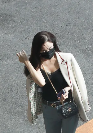 古力娜扎外套吊带性感撩人街拍图片_3