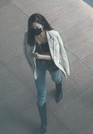 古力娜扎外套吊带性感撩人街拍图片_4