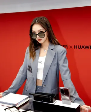 强东玥甜酷墨镜造型写真图片_7
