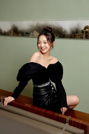 强东玥露肩礼裙性感写真图片_3