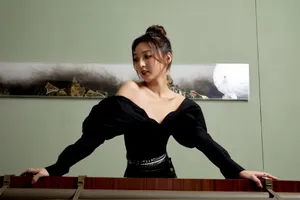 强东玥露肩礼裙性感写真图片_4